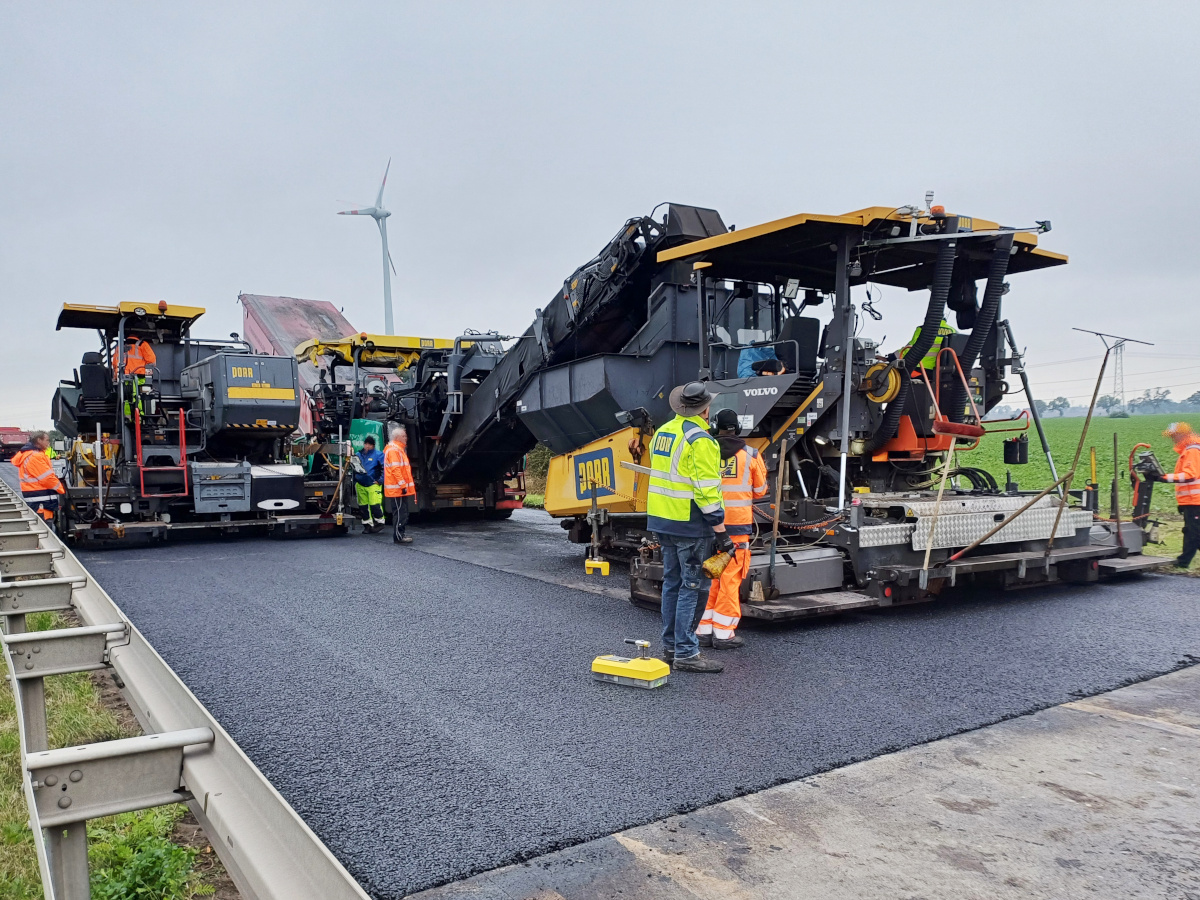 Verkehrsfreigabe L 50_1. Bauabschnitt zw. Fehrow u. DrachhausenDer Landesbetrieb Straßenwesen erneuert seit Mitte September auf der B 5 zwischen Nauen und Wustermark eine der beiden Fahrbahnen.