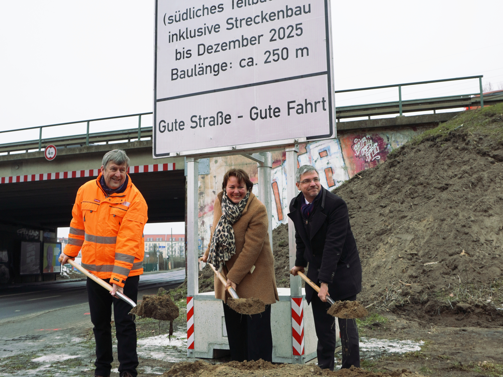 Frank Schmidt, Dr. Ina Bartmann, Mike Schubert setzen den ersten Spatenstich