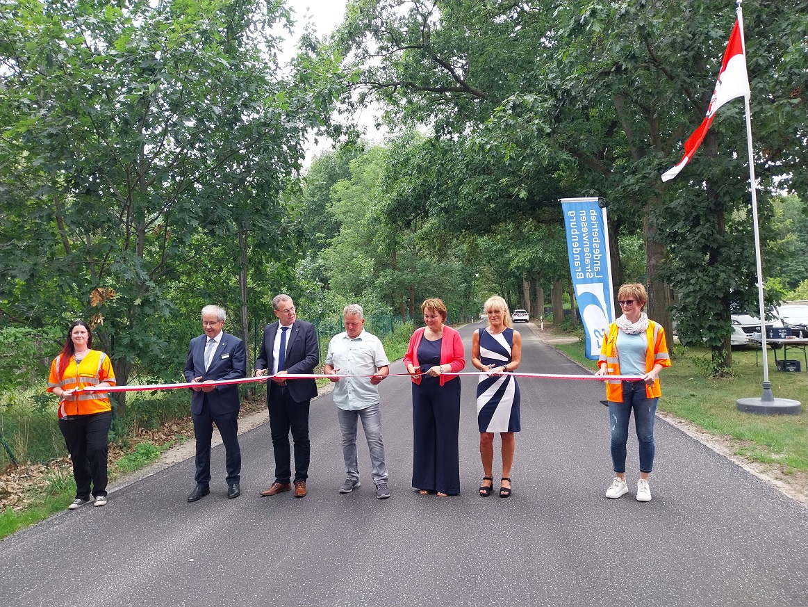 Innovatives Straßenbauverfahren erprobt - Genilke gibt Landesstraße zwischen Fehrow und Drachhausen frei